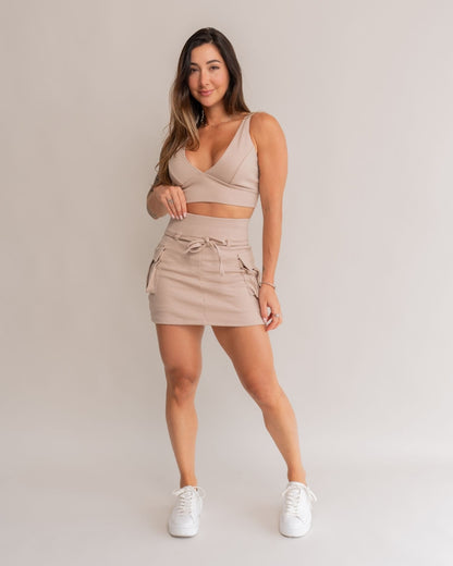 Saia curta cargo areia feminino look completo corpo inteiro conjunto top bliss tênis
