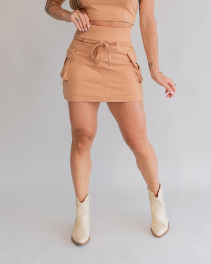 Short saia cargo capuccino feminino frente bolsos laterais cordão amarração bota bege