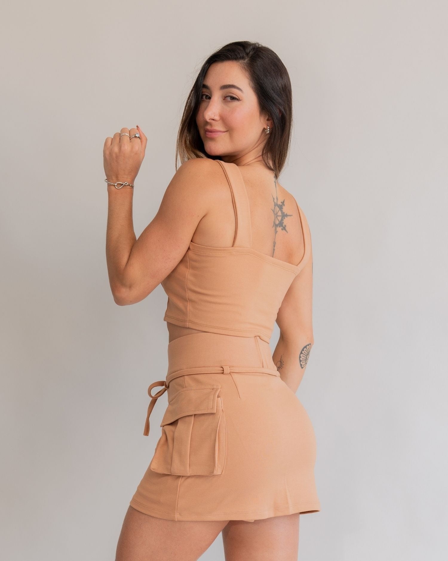 Saia curta cargo capuccino feminino look lateral conjunto top cargo capuccino