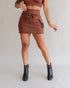 Short saia cargo marrom feminino frente bolsos laterais cordão amarração bota preta