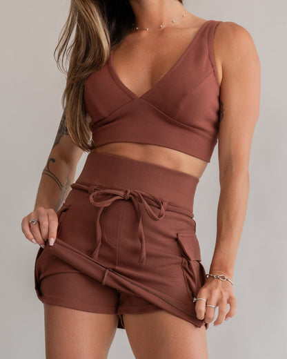 Saia curta cargo marrom feminino look frontal conjunto top bliss detalhe short embutido
