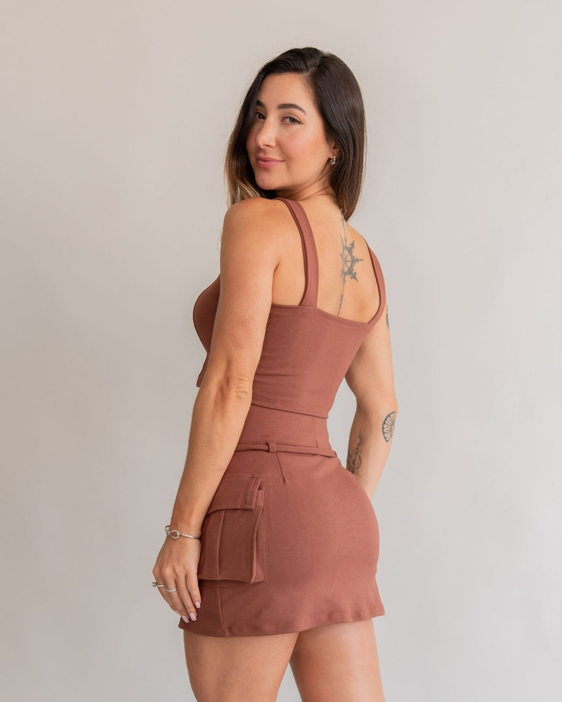 Saia curta cargo marrom feminino costas modelagem saia atrás detalhe cordão