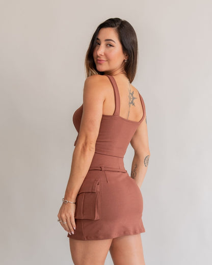Saia curta cargo marrom feminino costas modelagem saia atrás detalhe cordão