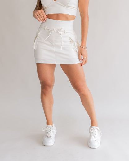 Short saia cargo off white branco feminino detalhe frontal bolsos laterais cordão amarração top cargo tênis branco