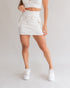 Short saia cargo off white branco feminino detalhe frontal bolsos laterais cordão amarração top cargo tênis branco