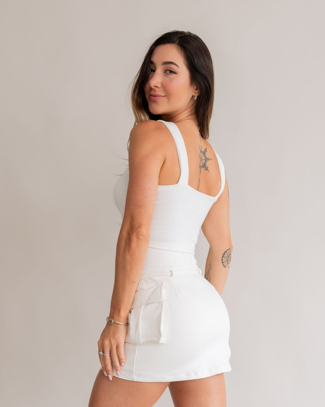 Saia curta cargo branca feminino look lateral costas bolso cargo top cargo off white