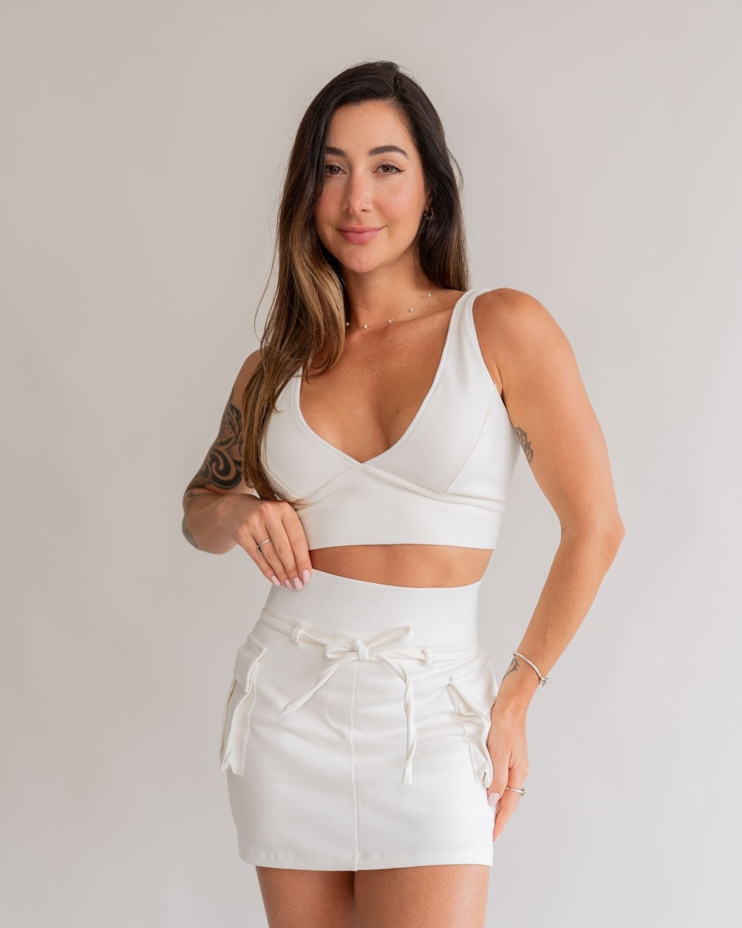 Saia curta cargo branca feminino look completo frontal top bliss decote V off white