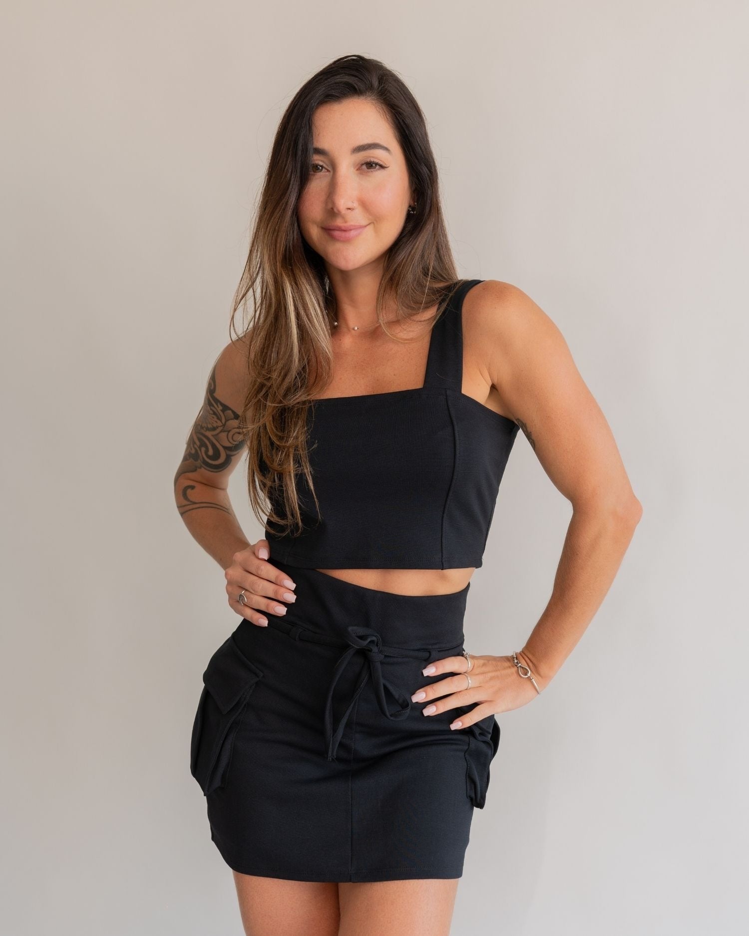 Short saia cargo preto feminino look completo frontal conjunto top cargo preto bota preta