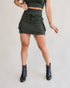 Short saia cargo verde militar feminino frente bolsos laterais cordão amarração bota preta
