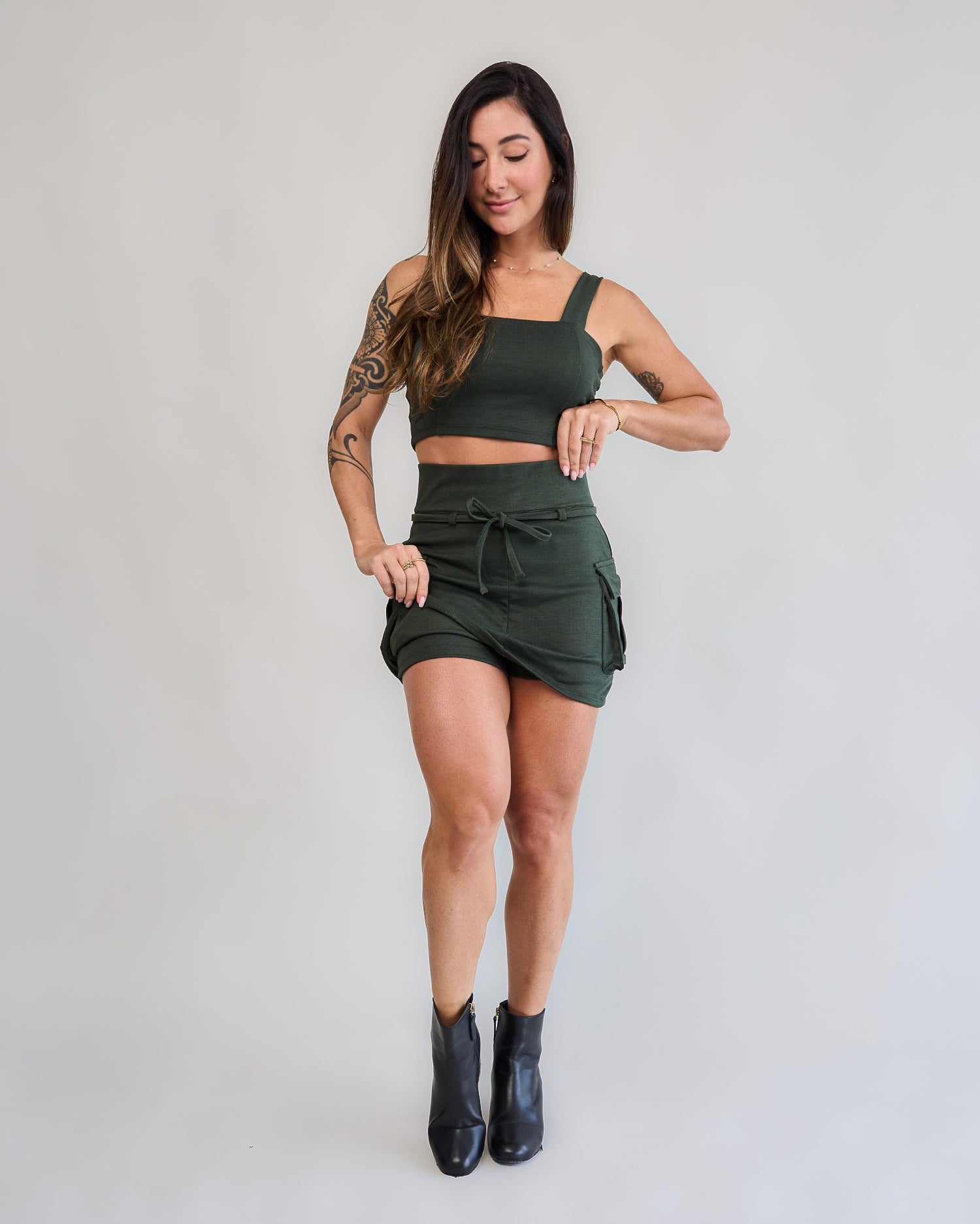 Short saia cargo verde militar feminino look completo corpo inteiro conjunto top cargo bota