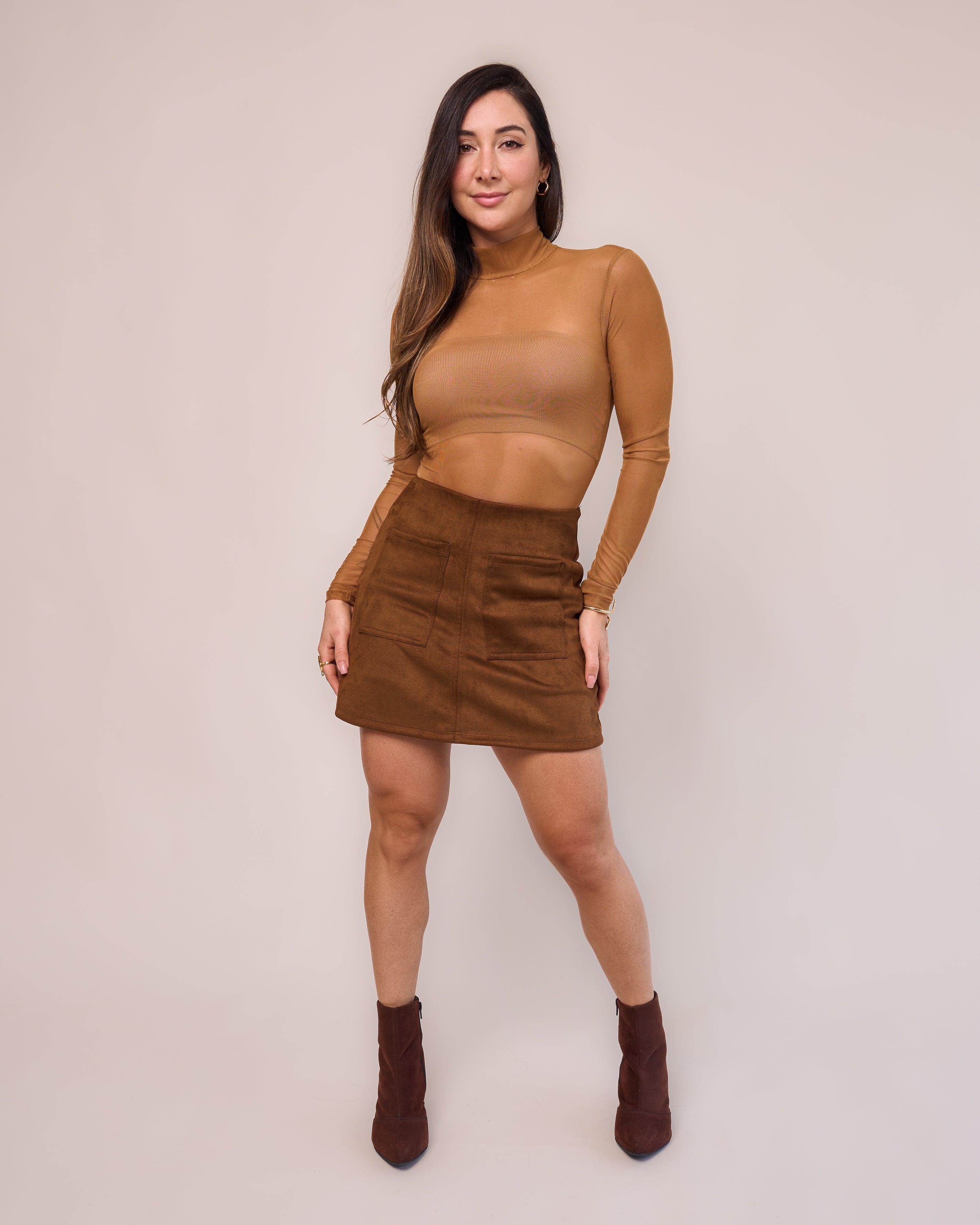 Saia curta suede caramelo feminino look conjunto body tule capuccino corpo inteiro