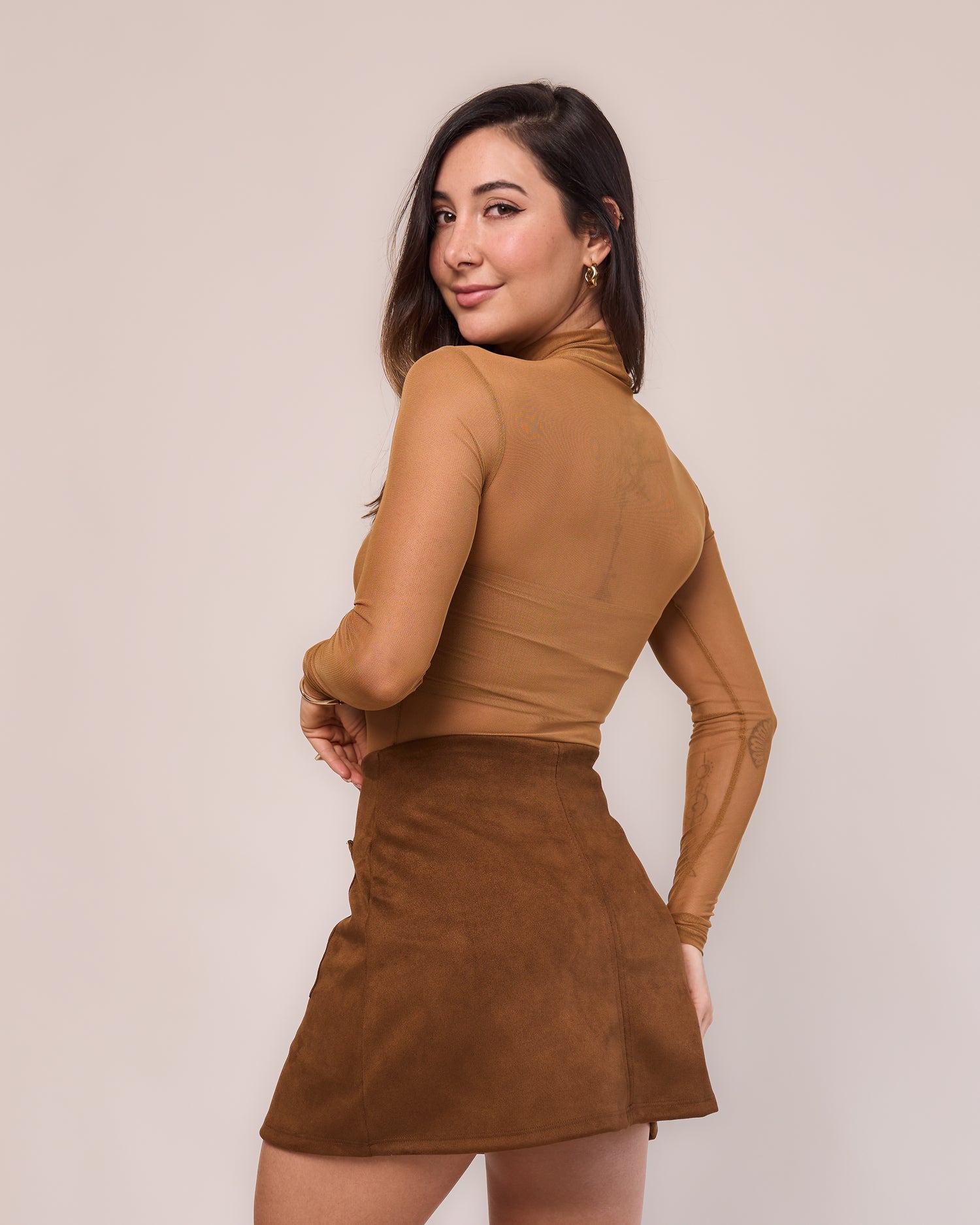 Saia curta suede caramelo feminino look conjunto body tule capuccino costas