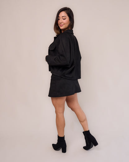 Saia curta suede preta feminino conjunto jaqueta over suede look lateral bota preta