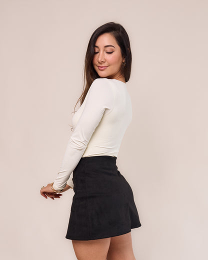 Saia curta suede preta feminino lateral costas com blusa manga longa off white