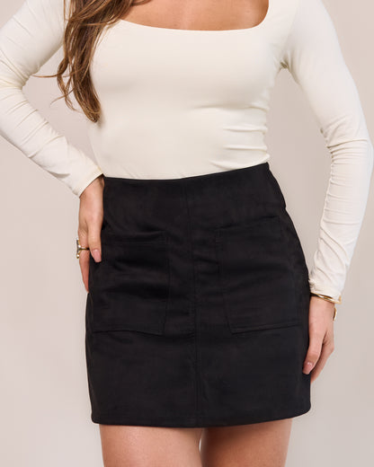 Short saia suede preto feminino detalhe bolso frontal com blusa manga longa off white