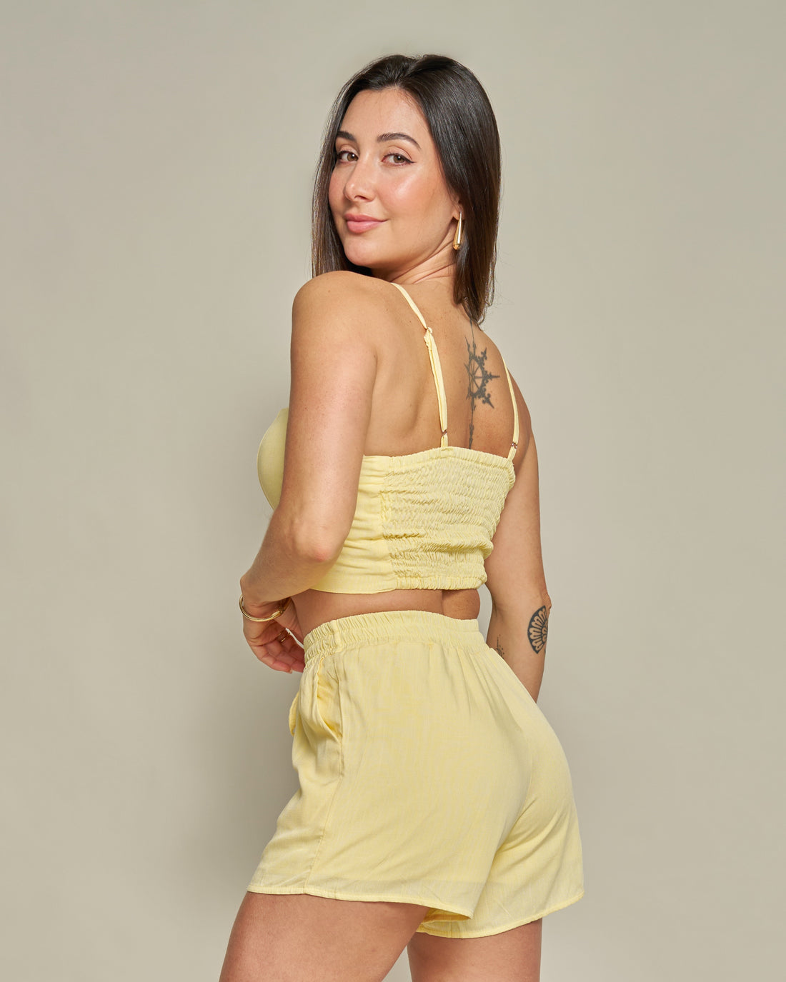 Short com bolsos Viscolinho Amarelo